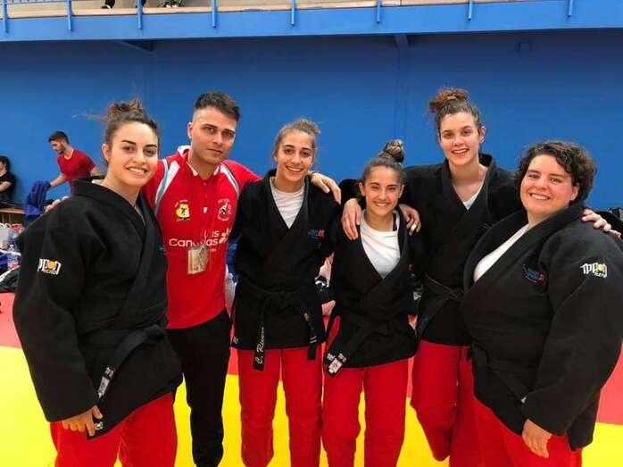 Componentes del equipo femenino (Foto TA)