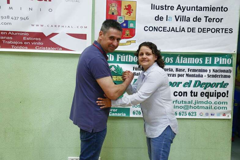 Cristina Gimeno saluda al entrenador del Bilbo, el pasado sábado (Foto TA)