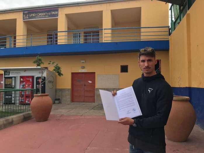 Daniel Ascanio, en el momento de presentar la documentación para la moción de censura de la directiva teldense (Foto TA)