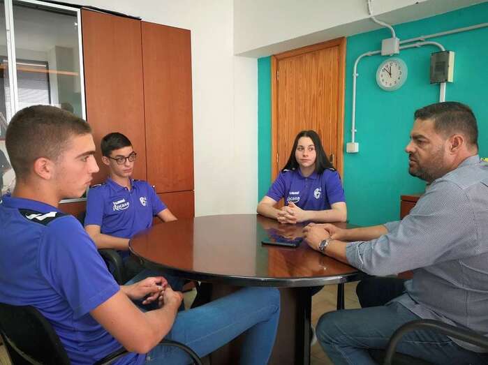El concejal Diego Ojeda recibía en su despacho a los tres deportistas del Remudas (Foto TA)