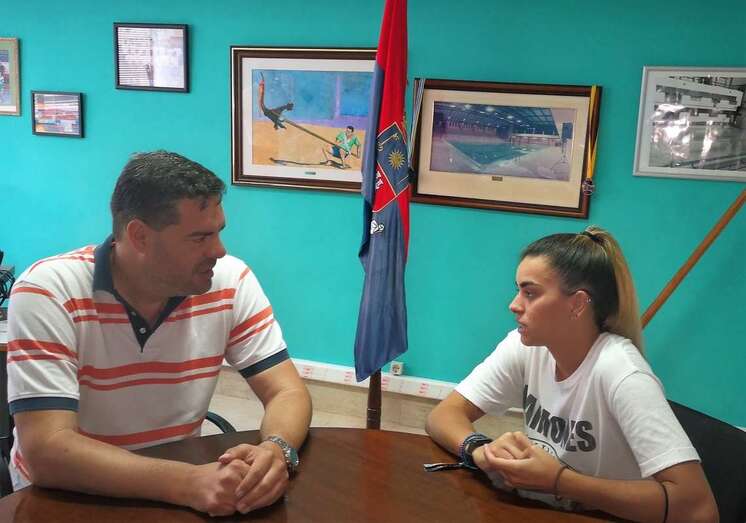 El concejal de Deportes, Diego Ojeda, recibió a la joven guardamenta (Foto TA)
