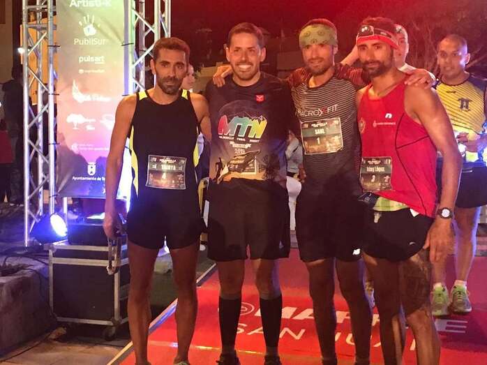 El alcalde de Telde, Héctor Suárez, con los tres primeros clasificados de la prueba reina (Foto TA)