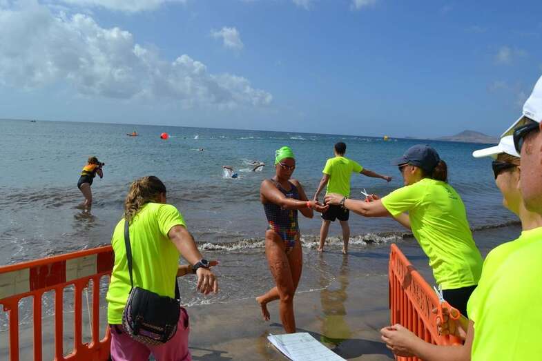 La atleta teldense Verónica Navarro en una edición reciente de esta travesía a nado (Foto TA)