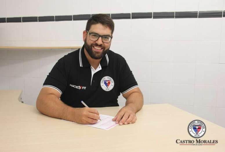Firma del destacado D, Jorge Rivero Arencibia, que vuelve al club teldense (Foto CLCM)