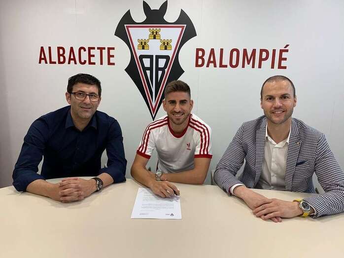 Dani Ojeda, en el centro de la imagen, en el momento de fichar por el club albaceteño (Foto Lacerca.com)