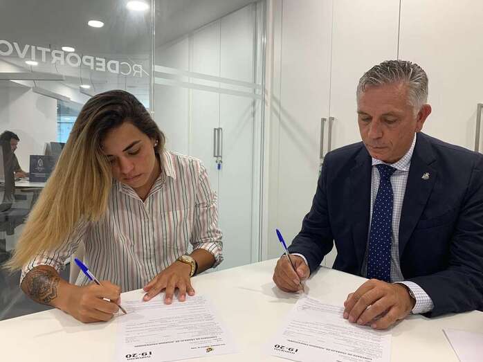 Momento de la firma de la guardameta teldense con el equipo femenino del RC Deportivo (Foto TA)