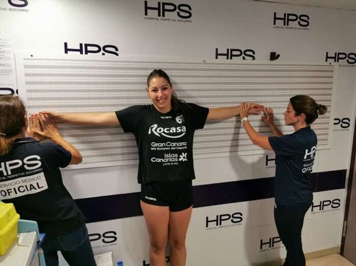 La tinerfeña Alba Spugnini, pasando las pruebas médicas con el Rocasa (Foto TA)