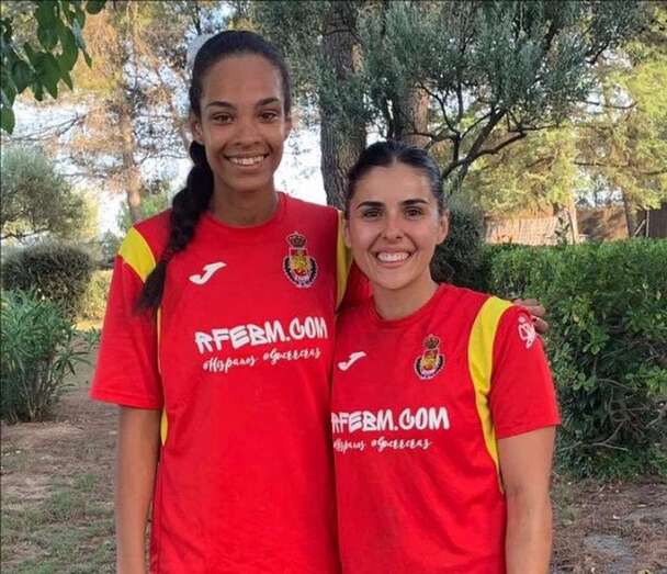 Seynabou Mbengue y Paula Valdivia (Foto TA)