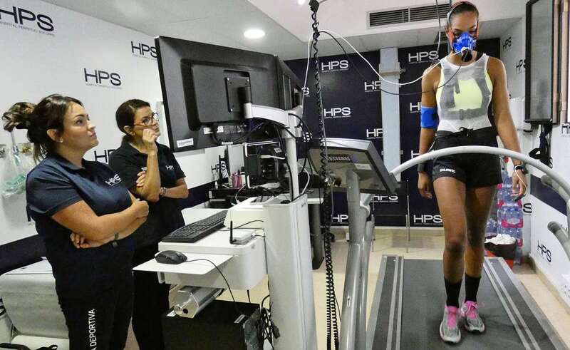 Sayna Mbengue pasando una de las pruebas médicas (Foto TA)