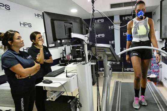 Sayna Mbengue pasó este lunes el reconocimiento médico en el Hospital Perpetuo Socorro (foto Acfi Press y TA)