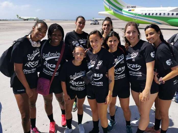 Imagen de parte de la plantilla del Rocasa a su salida del Aeropuerto de Gran Canaria (Foto TA)