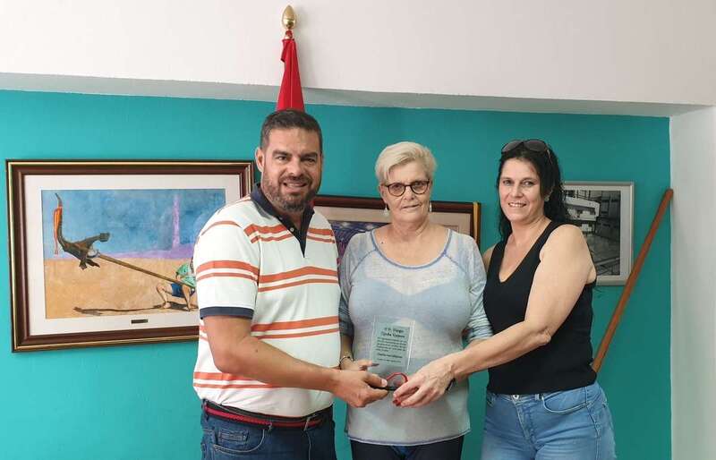 Las dos representantes de la familia Pollos del Callejón con el concejal Diego Ojeda (Foto TA)