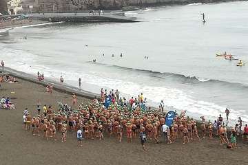 Alberto Rdríguez e Isabel Navarro triunfan en la XVII Travesía a Nado de Salinetas (Foto TA)
