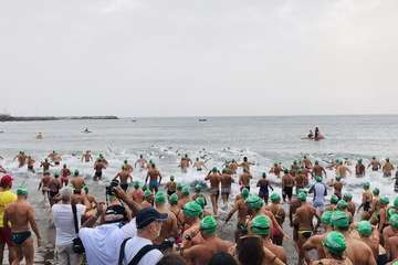 Alberto Rdríguez e Isabel Navarro triunfan en la XVII Travesía a Nado de Salinetas (Foto TA)