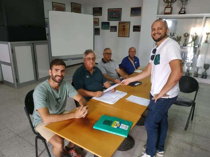 Momento en que Juan Francisco Morales Verde presenta su candidatura ante la Junta Electoral del club (Foto TA)