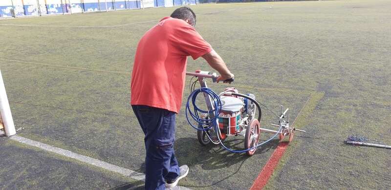 Trabajos de remarcado de las líneas del campo de fútbol 8 de El Hornillo (Foto TA)