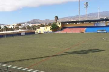 Deportes remarca las líneas del campo de fútbol 8 de El Hornillo (Foto TA)