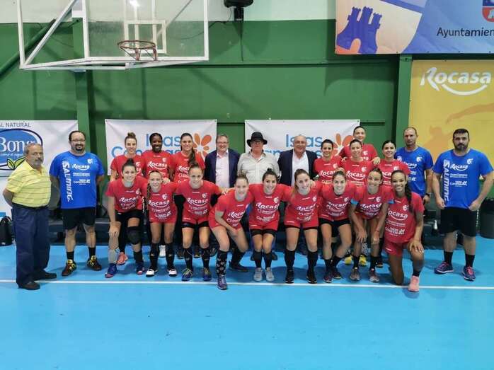 Directivos y jugadoras con el director general de Deportes, Manuel López (Foto TA)