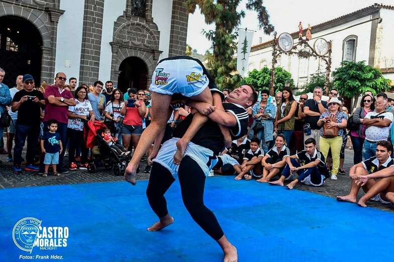Momento de la exhibición de lucha canaria este domingo en Teror (Foto TA)
