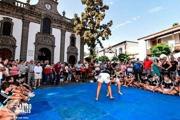 Exhibición de lucha canaria delante de la Basílica del Pino en Teror (Foto TA)