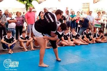 Exhibición de lucha canaria delante de la Basílica del Pino en Teror (Foto TA)