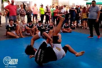 Exhibición de lucha canaria delante de la Basílica del Pino en Teror (Foto TA)