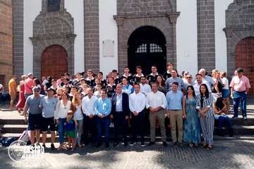 Exhibición de lucha canaria delante de la Basílica del Pino en Teror (Foto TA)