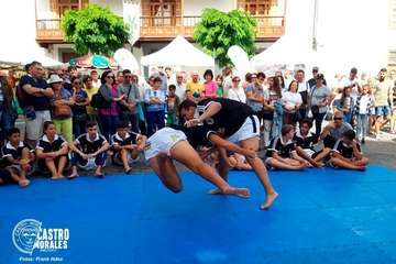 Exhibición de lucha canaria delante de la Basílica del Pino en Teror (Foto TA)