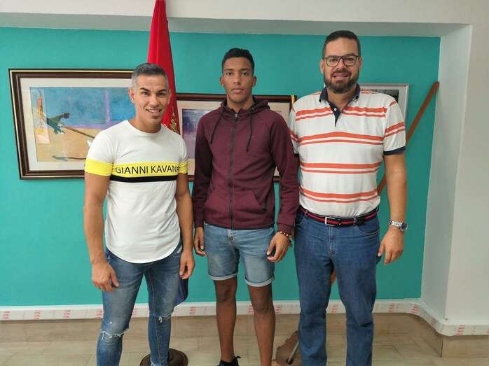 El deportista Aixay Hernández, junto al concejal Diego Ojeda (d) y su entrenador Yeray Delgado (Foto TA) 