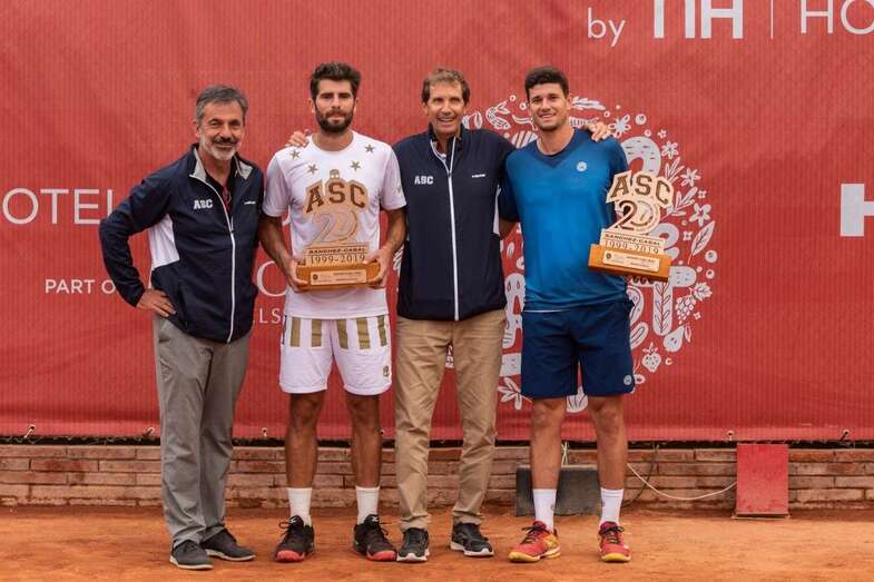 David Vega, primero por la izquierda, muestra el trofeo ganado este sábado (Foto TA)