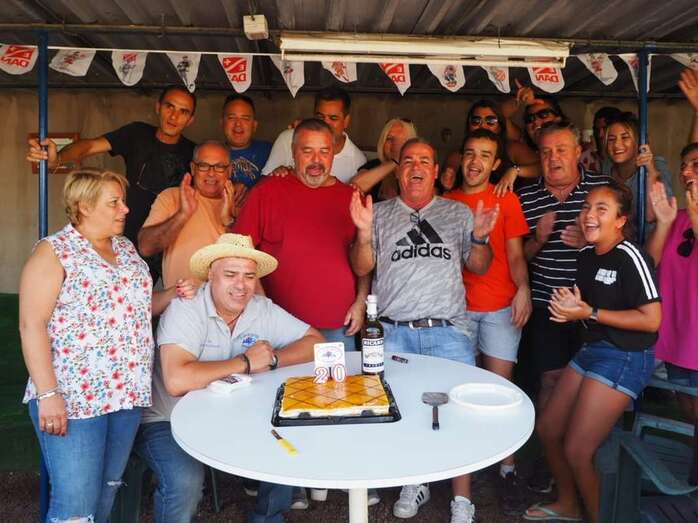 Socios y amigos se repartieron una tarta por la celebración (Foto TA)