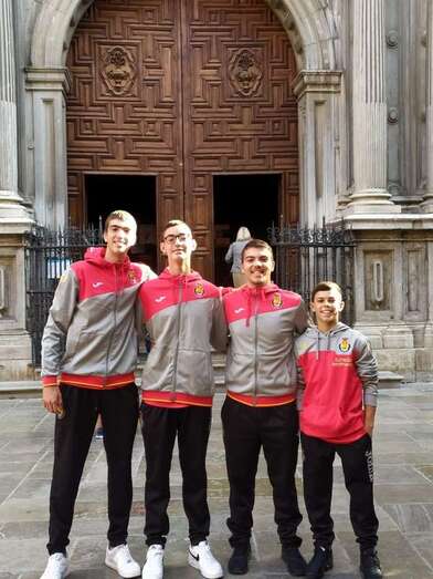 Los dos teldenses en el grupo de los cuatro jóvenes grancanarios que acudieron a la concentración (Foto TA)