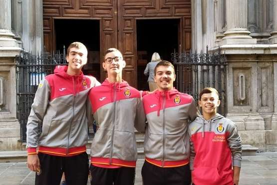 Dos jóvenes de Telde en una concentración en Sierra Nevada (Foto TA)