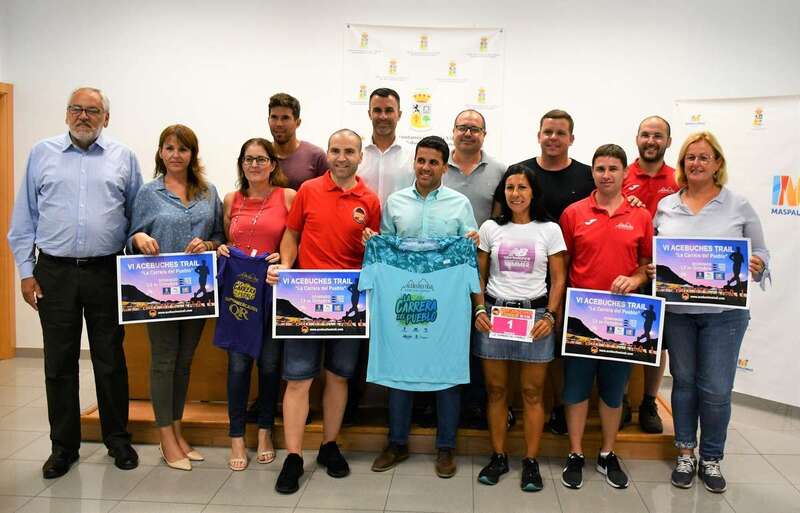 Sandra Moreno, la tercera por la izquierda, posando con el dorsal número 1 (Foto TA)