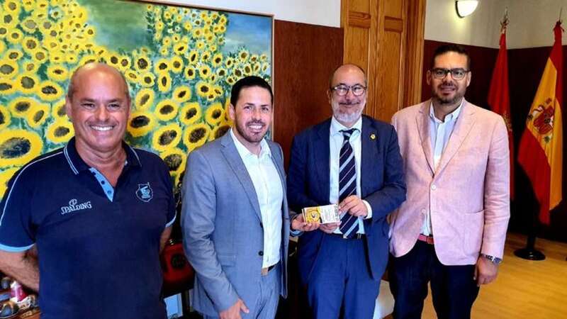 Momento de la entrega de las entradas al alcalde Héctor Suárez (Foto TA)