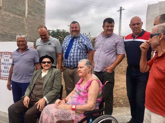 Ignacio Hernández, Pollo del Callejón IV, en el centro de la imagen (con barba) el día que se inauguró la calle que lleva el nombre de su familia (Foto TA)