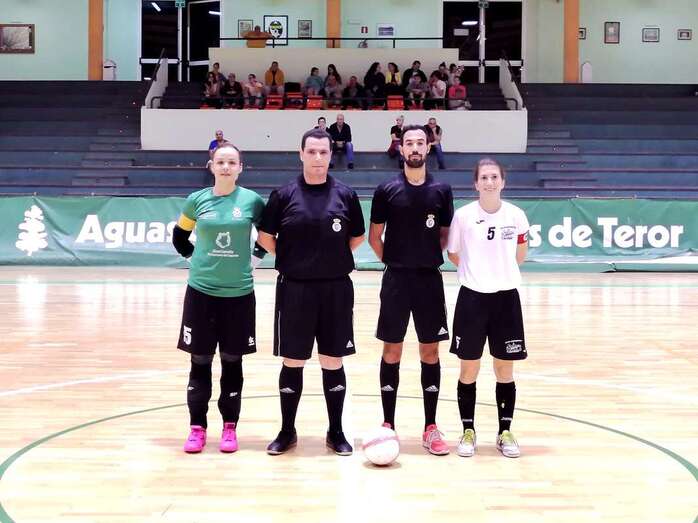 Las capitanas de los equipos con los árbitros del encuentro, a su inicio (Foto TA)