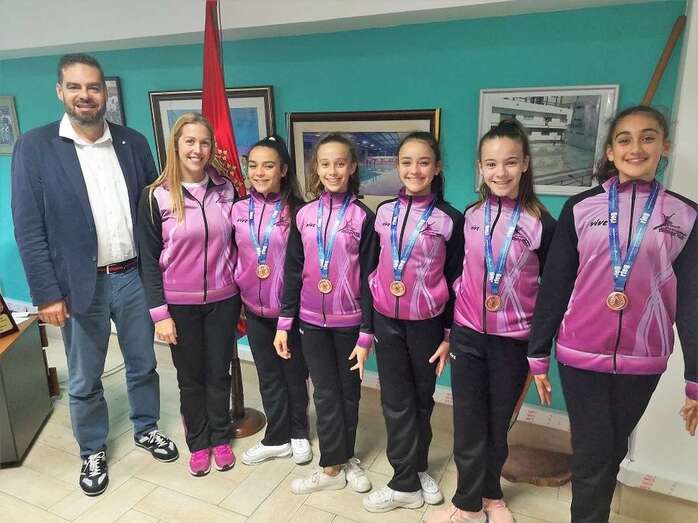 El edil Diego Ojeda con el equipo júnior y su entrenadora, terceras en el Campeonato de España de Conjuntos