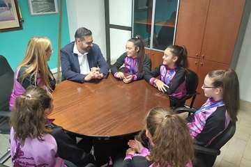 El concejal de Deportes recibe al equipo del Club Attenya Telde, bronce en un reciente Campeonato de España (Foto TA)