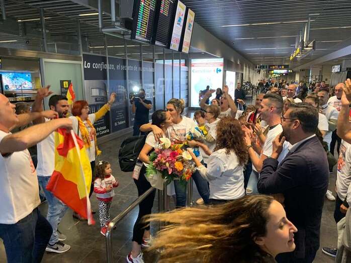 Recibimiento a Almudena Rodríguez (Foto TA)