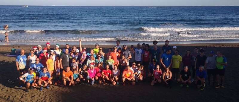 Foto de familia de los participantes en la prueba sobre la arena de la playa de Salinetas, esta tarde (Foto TA)