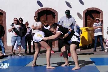 Exhibición de lucha en Tejeda a cargo del club teldense Castro Morales (Foto Antonio y Castro Morales)