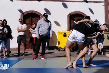Exhibición de lucha en Tejeda a cargo del club teldense Castro Morales (Foto Antonio y Castro Morales)