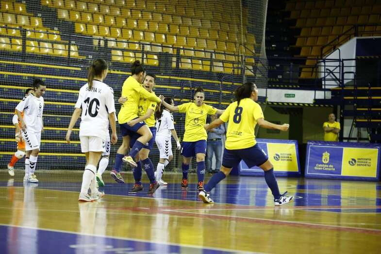 Las jugadoras del Preconte celebra uno de sus tantos (Foto TA)