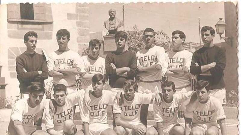 Los jugadores del Club Balonmano Telde posan en la plaza de San Juan, en los años 60, antes de un partido (Foto C7)