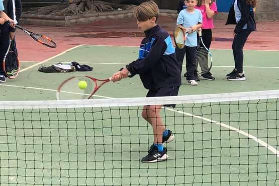 Deportes promueve el tenis entre los escolares del Valle de los Nueve y Lomo Magullo (Foto TA)