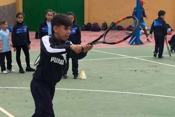 Deportes promueve el tenis entre los escolares del Valle de los Nueve y Lomo Magullo (Foto TA)