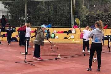 Deportes promueve el tenis entre los escolares del Valle de los Nueve y Lomo Magullo (Foto TA)