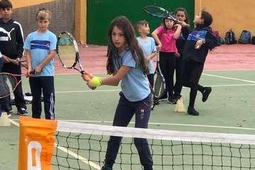 Deportes promueve el tenis entre los escolares del Valle de los Nueve y Lomo Magullo (Foto TA)