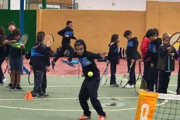 Deportes promueve el tenis entre los escolares del Valle de los Nueve y Lomo Magullo (Foto TA)